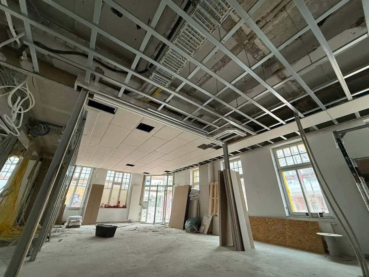 Deckenkonstruktion aus Metallprofilen mit Gipsplatten in einem entkernten Raum